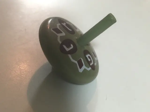 סביבון עץ ירוק של ארט יודאיקה