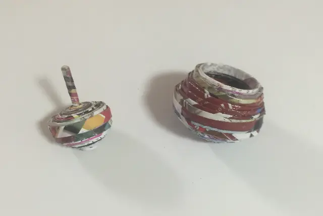 סביבון קטן בתוך קופסה סביבון גדול  מנייר ממוחזר של עליזה אברהם