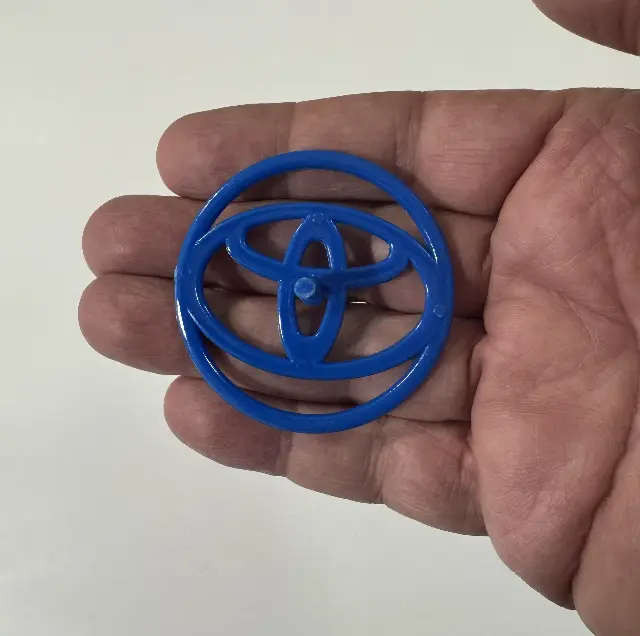 סביבון פלסטיק ממדפסת 3D סמל מכונית טויוטה