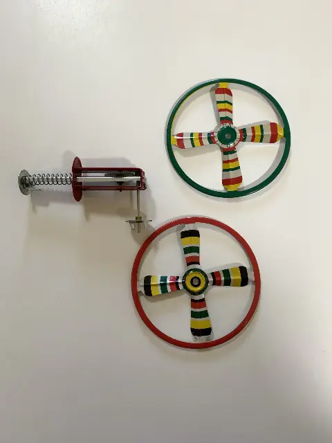 צלחת מעופפת (UFO) העשויה מפח