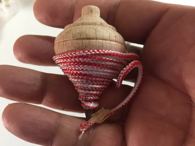 Small spinning top (Purple) with string launcher from Israel
