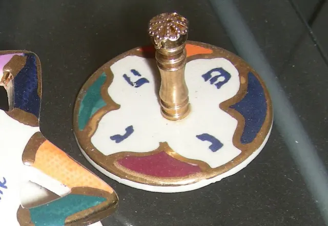 סביבון חנוכה קרמי של ערן גרבלר מבית הסביבון