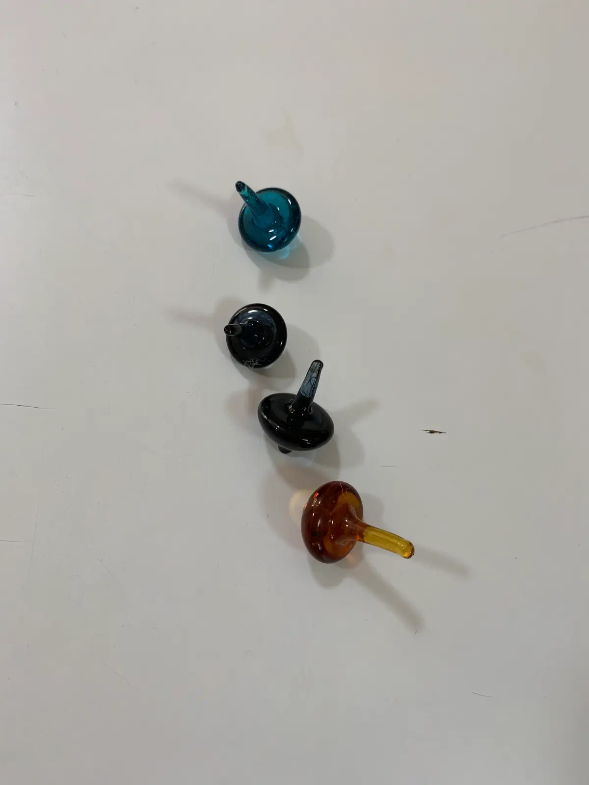 סביבון זכוכית כחולה של נפתלי חזן